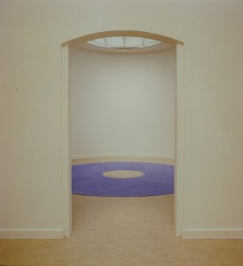 Oltremare, 1987 Lapislazuli, Zellulose; ø 450 cm. Ausstellung Art Paper 88, 1988 im Provinicaalmuseum Hasselt in Belgien, heute Z33.